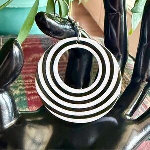 1960s Retro Vintage: 60s Mod Black & White Striped Hoop Earrings 🖤🤍